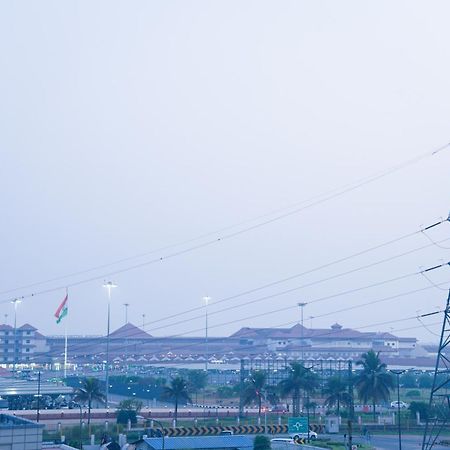 ホテル Fly View Airport Residency ネドゥムバセリー エクステリア 写真
