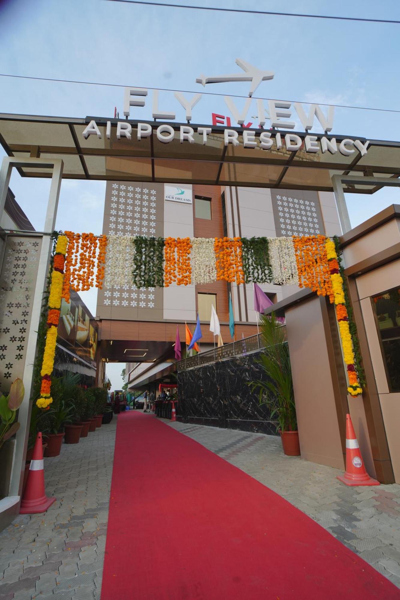 ホテル Fly View Airport Residency ネドゥムバセリー エクステリア 写真